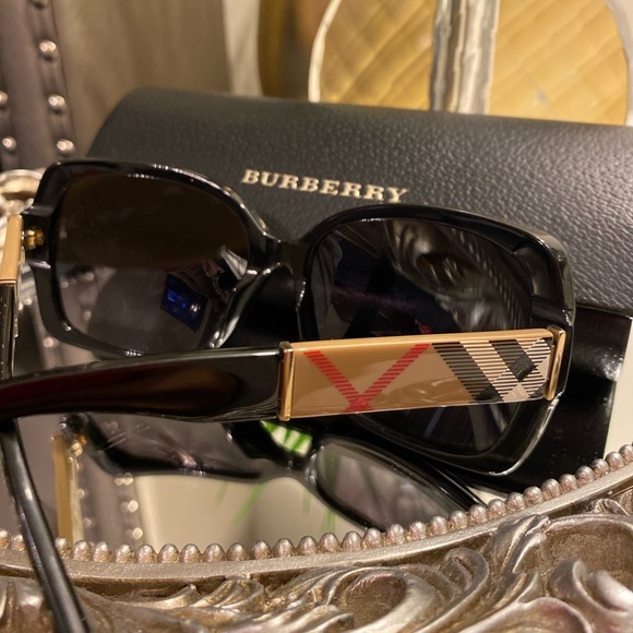 Burberry Sunglasses 😎 - Picture 5 of 5